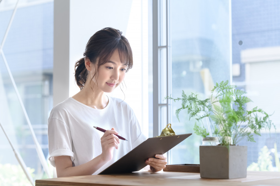 注文住宅の土地を探すときは現地で日当たりや電柱やゴミ置き場や隣地との関係をチェックする